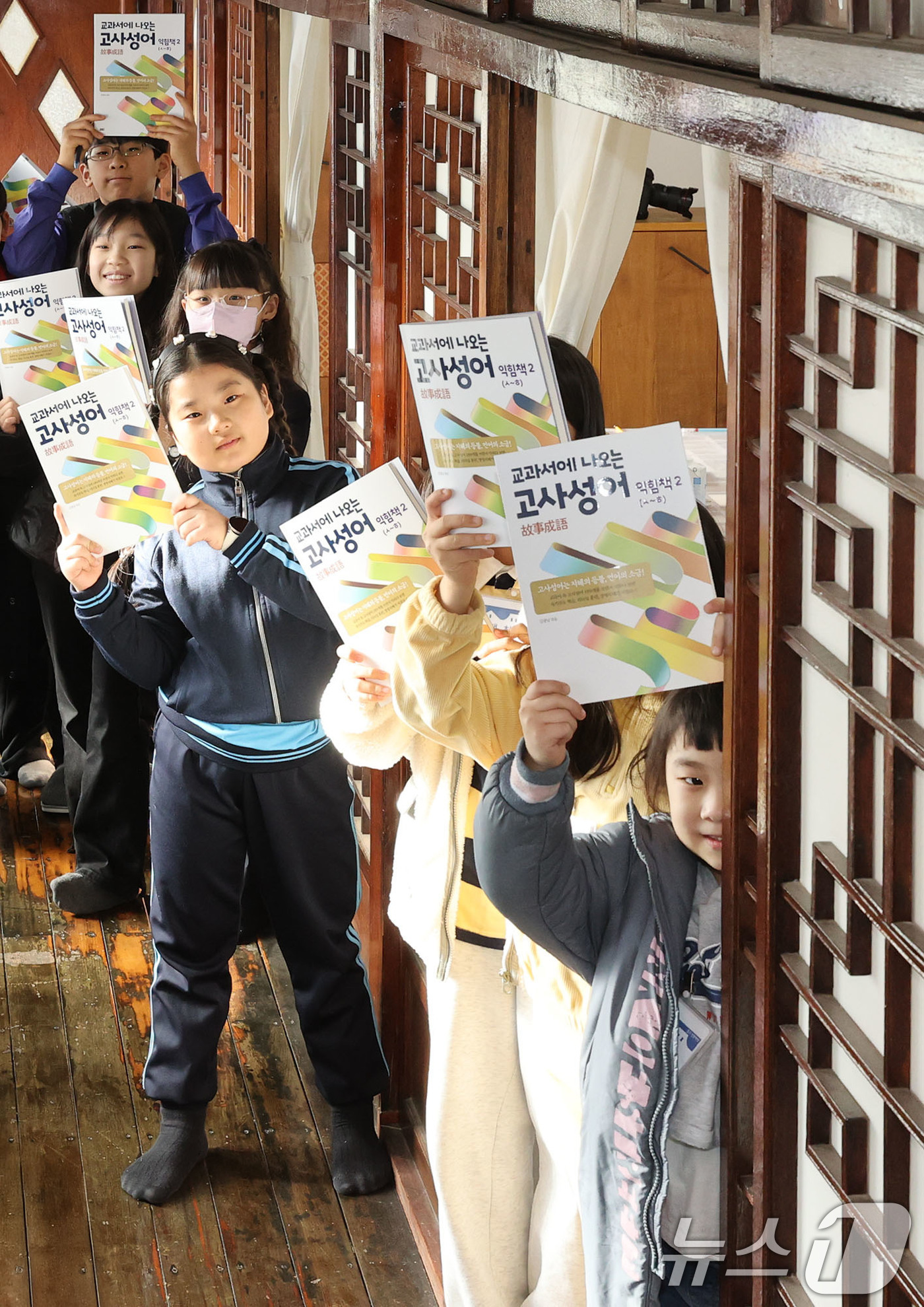 (광주=뉴스1) 이승현 기자 = 초등학생 방학이 한창인 8일 광주 동구 인문학당에서 열린 '알자, 쓰자 고사성어' 프로그램에 참여한 학생들이 공부하고 있다.이 프로그램은 2월 19 …