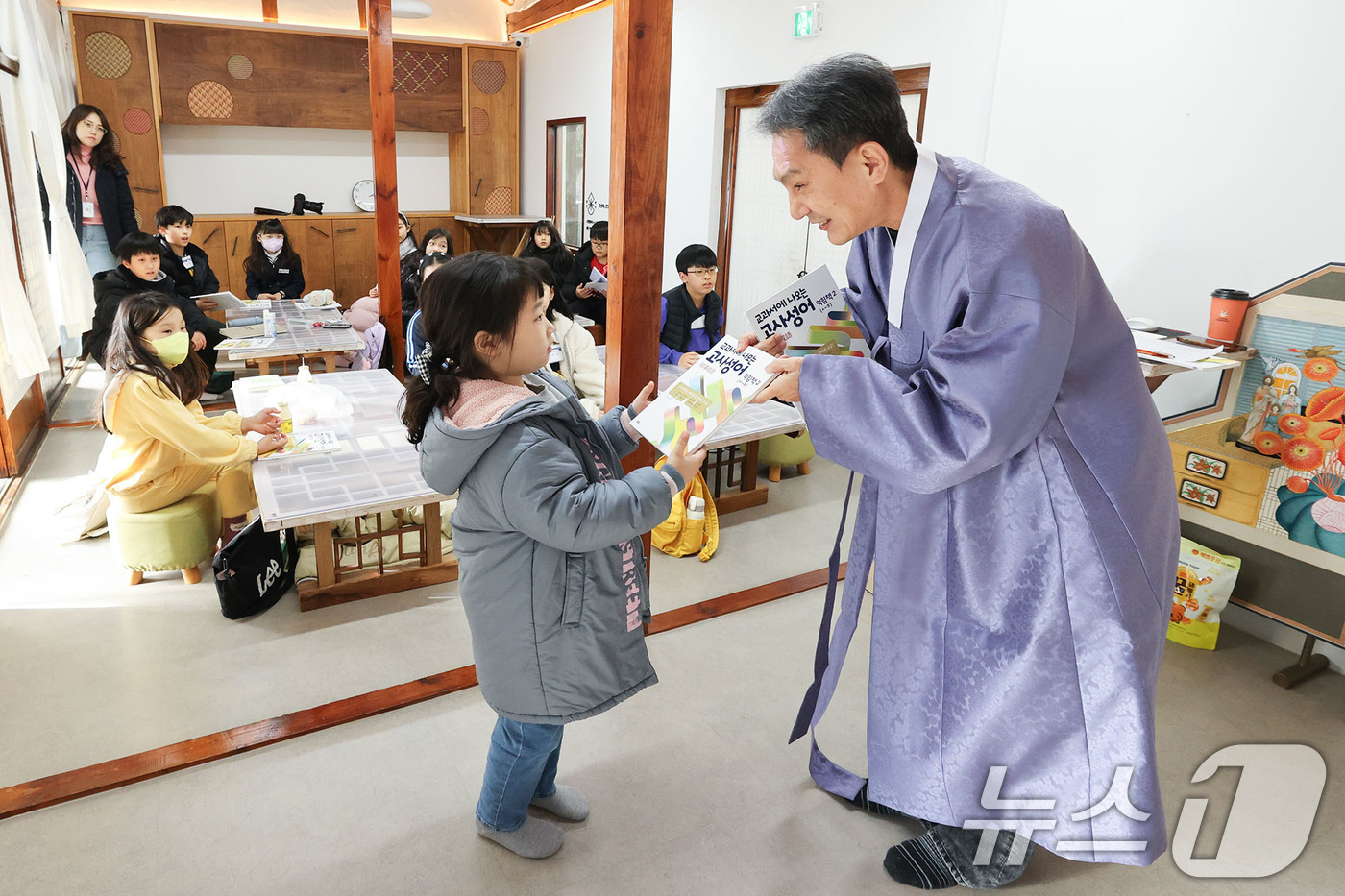 (광주=뉴스1) 이승현 기자 = 초등학생 방학이 한창인 8일 광주 동구 인문학당에서 열린 '알자, 쓰자 고사성어' 프로그램에 참여한 학생들이 공부하고 있다.이 프로그램은 2월 19 …