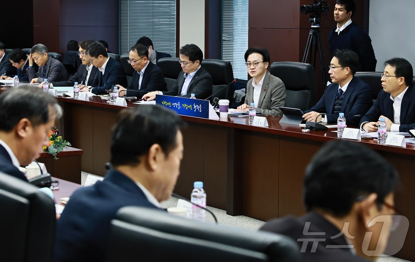 (서울=뉴스1) = 김정관 산업통상자원부 장관이 8일 오후 서울 종로구 한국무역보험공사 대회의실에서 열린 '산업통상자원부 공공기관(가스·원전 수출 분야) 업무보고'를 주재하고 있다 …