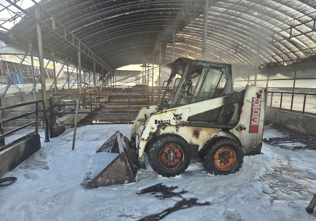 부여 축사서 주차된 농기계에 불…불씨 원인 추정