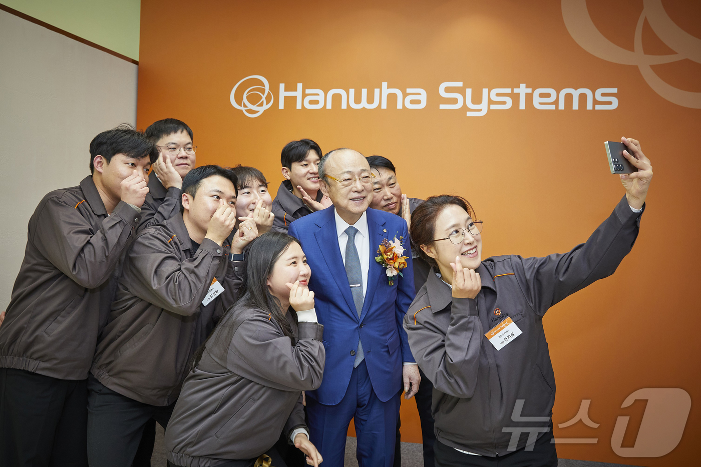 (서울=뉴스1) = 김승연 한화그룹 회장이 8일 한화시스템 제주우주센터을 방문해 임직원들과 기념촬영을 하고 있다. (한화그룹 제공. 재판매 및 DB 금지) 2026.1.8/뉴스1