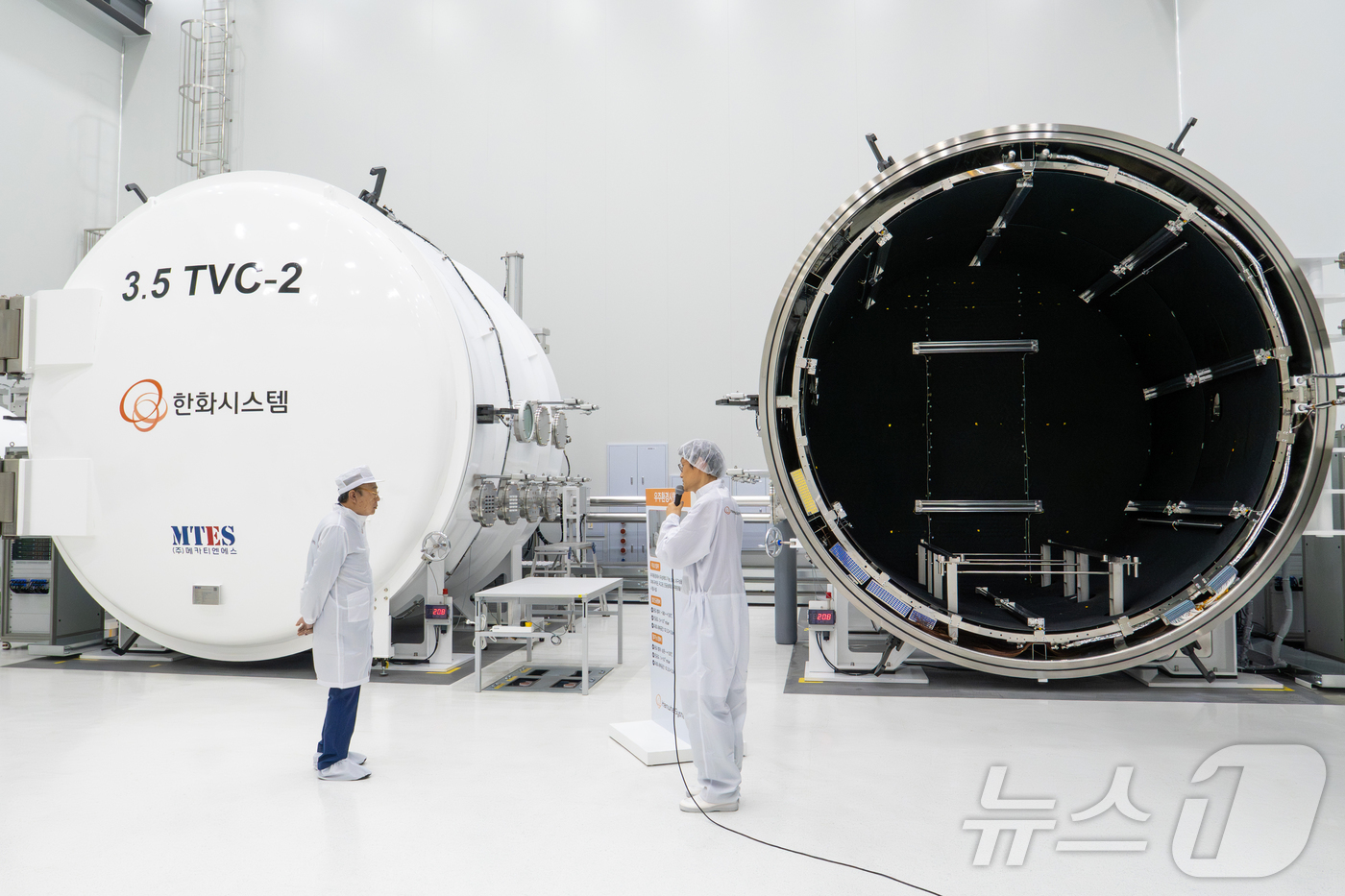 (서울=뉴스1) = 김승연 한화그룹 회장이 8일 한화시스템 제주우주센터 내 진공상태, 극저온(-180℃), 극고온(150℃) 환경을 모사한 우주환경 시험장을 살펴보고 있다. (한화 …