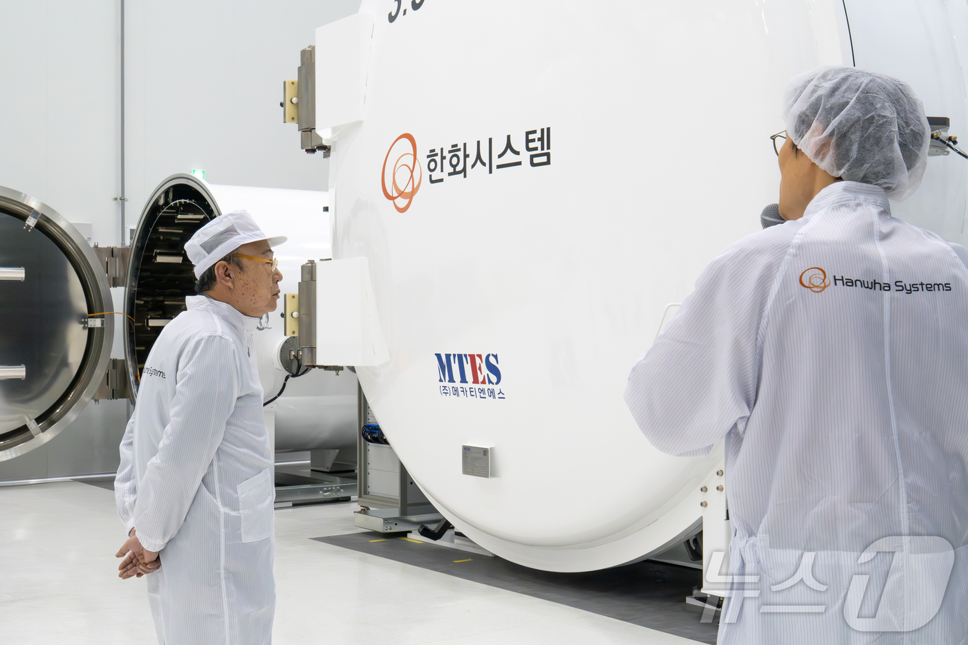 (서울=뉴스1) = 김승연 한화그룹 회장이 8일 한화시스템 제주우주센터 내 진공상태, 극저온(-180℃), 극고온(150℃) 환경을 모사한 우주환경 시험장을 살펴보고 있다. (한화 …