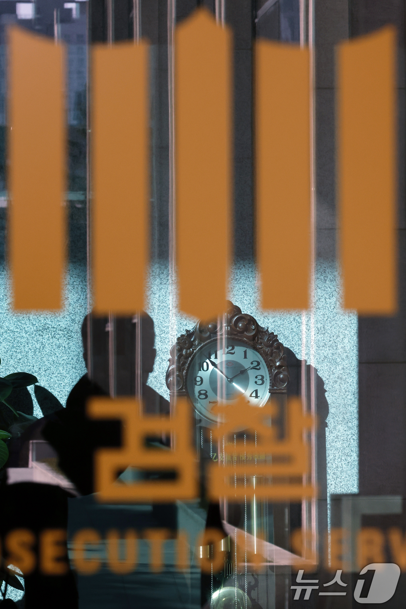 (서울=뉴스1) 박정호 기자 = 12·3 비상계엄과 관련해 내란 우두머리 혐의를 받는 윤석열 전 대통령의 결심 공판이 하루 앞으로 다가온 8일 오후 내란 특검팀(특별검사 조은석)이 …