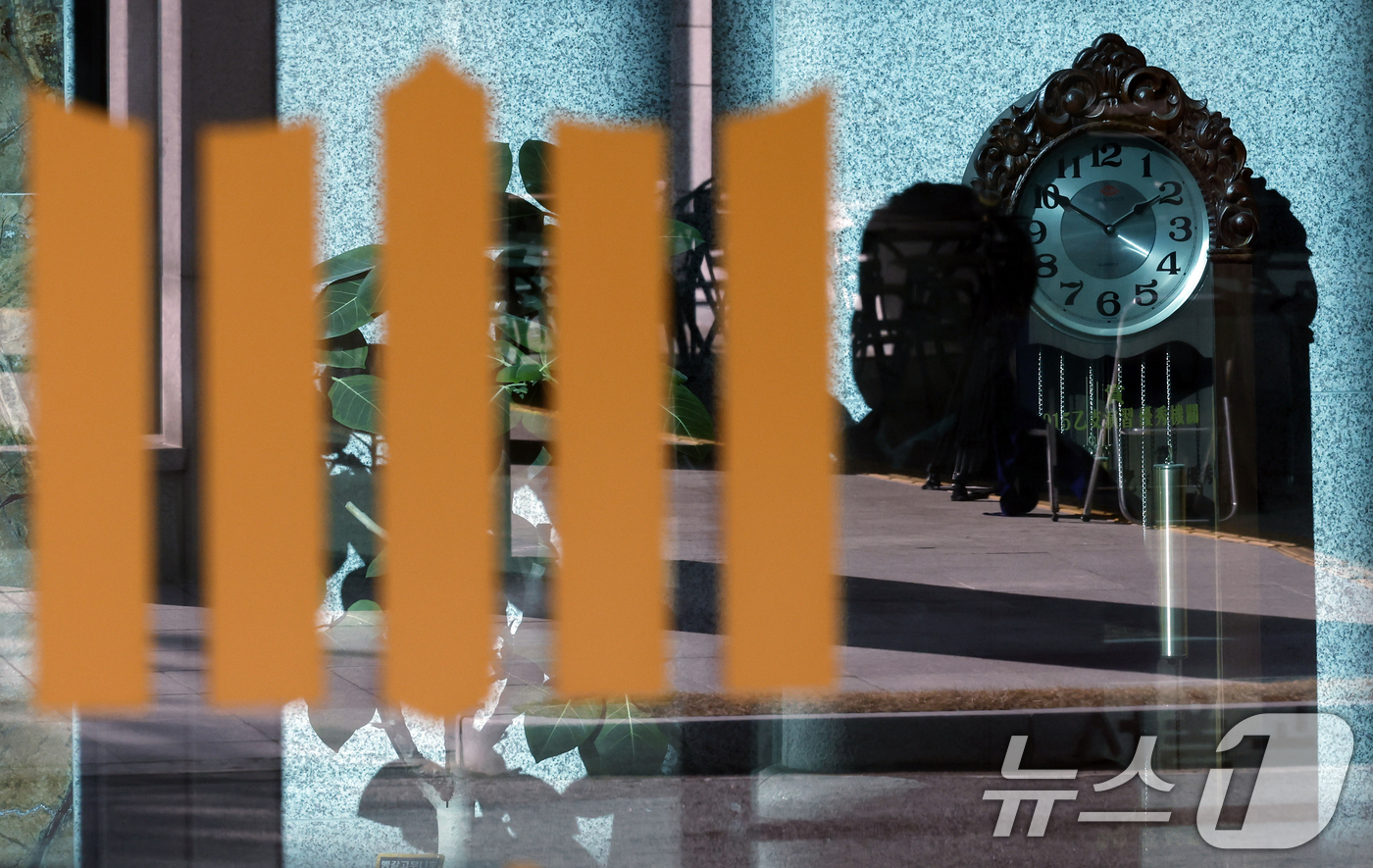 (서울=뉴스1) 박정호 기자 = 12·3 비상계엄과 관련해 내란 우두머리 혐의를 받는 윤석열 전 대통령의 결심 공판이 하루 앞으로 다가온 8일 오후 내란 특검팀(특별검사 조은석)이 …