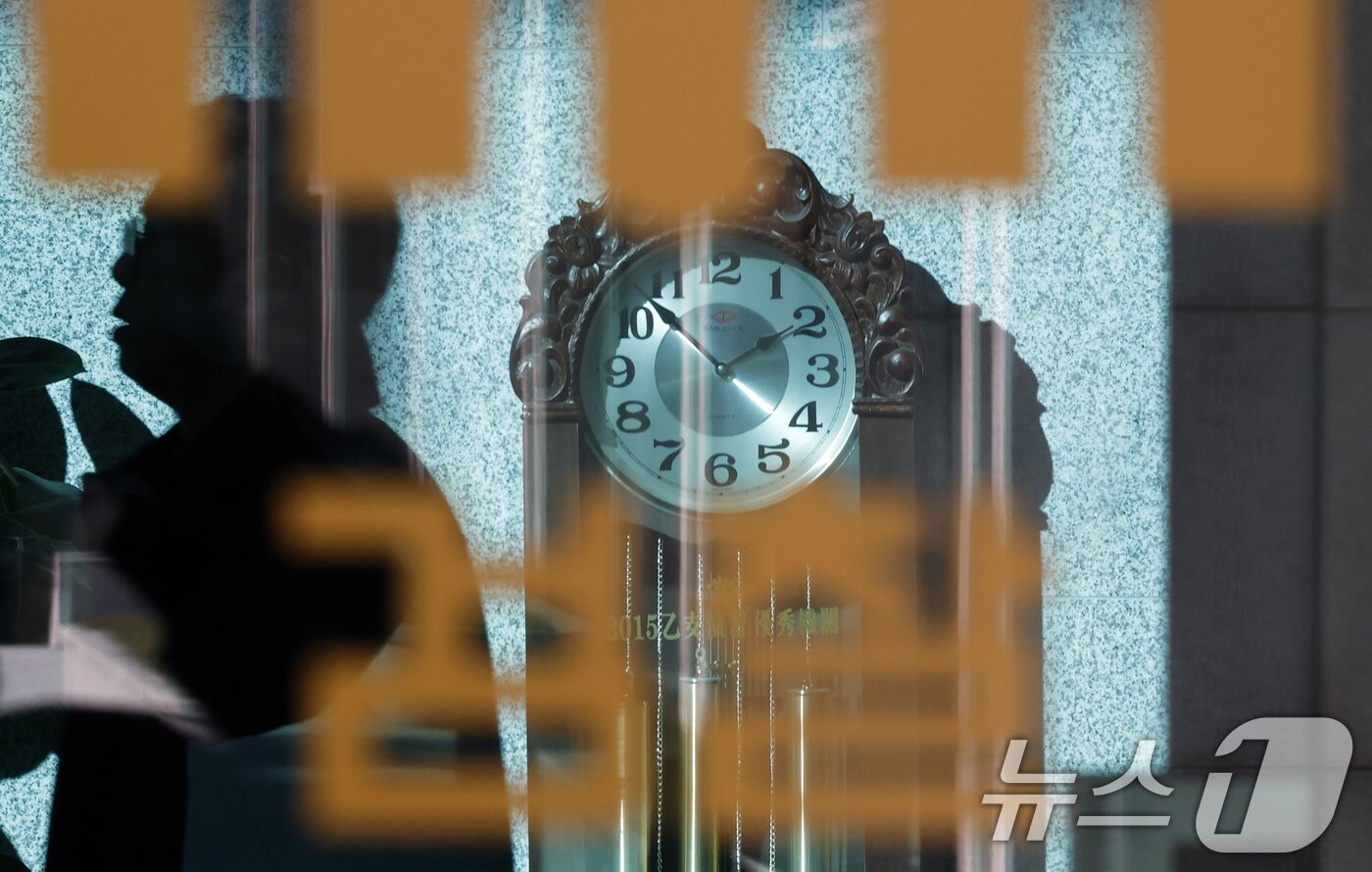 본문 이미지 - 8일 오후 내란 특검팀(특별검사 조은석)이 윤 전 대통령을 포함한 주요 내란 피고인들의 구형량을 논의하기 위한 회의를 진행한 서울 서초구 서초동 서울고등검찰청에서 직원 등이 오가고 있다. 2026.1.8/뉴스1 ⓒ News1 박정호 기자