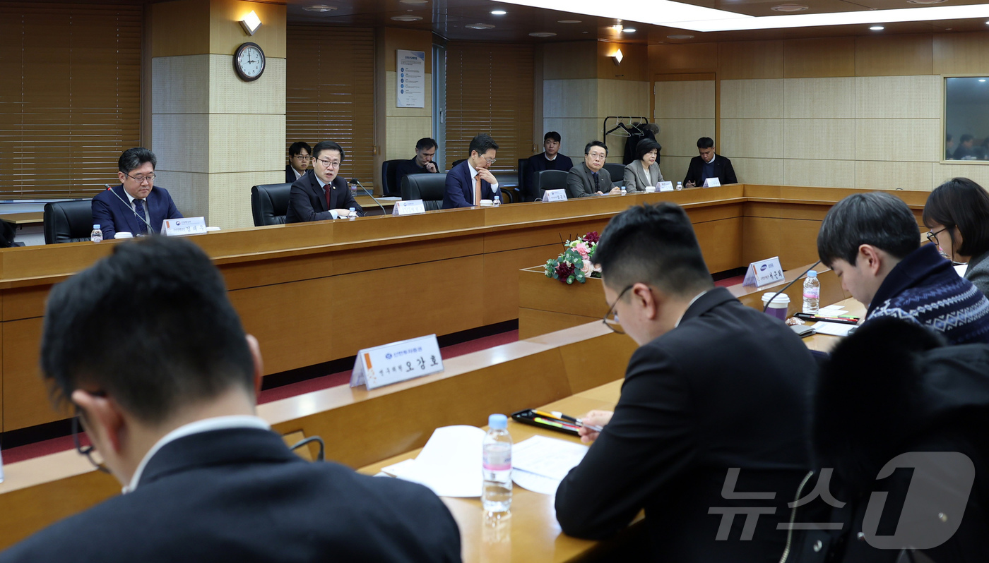 (서울=뉴스1) = 여한구 산업통상자원부 통상교섭본부장이 8일 오후 서울 종로구 무역보험공사에서 열린 '2026년 수출 위험·기회요인 점검회의'를 주재하고 있다. (산업통상자원부 …