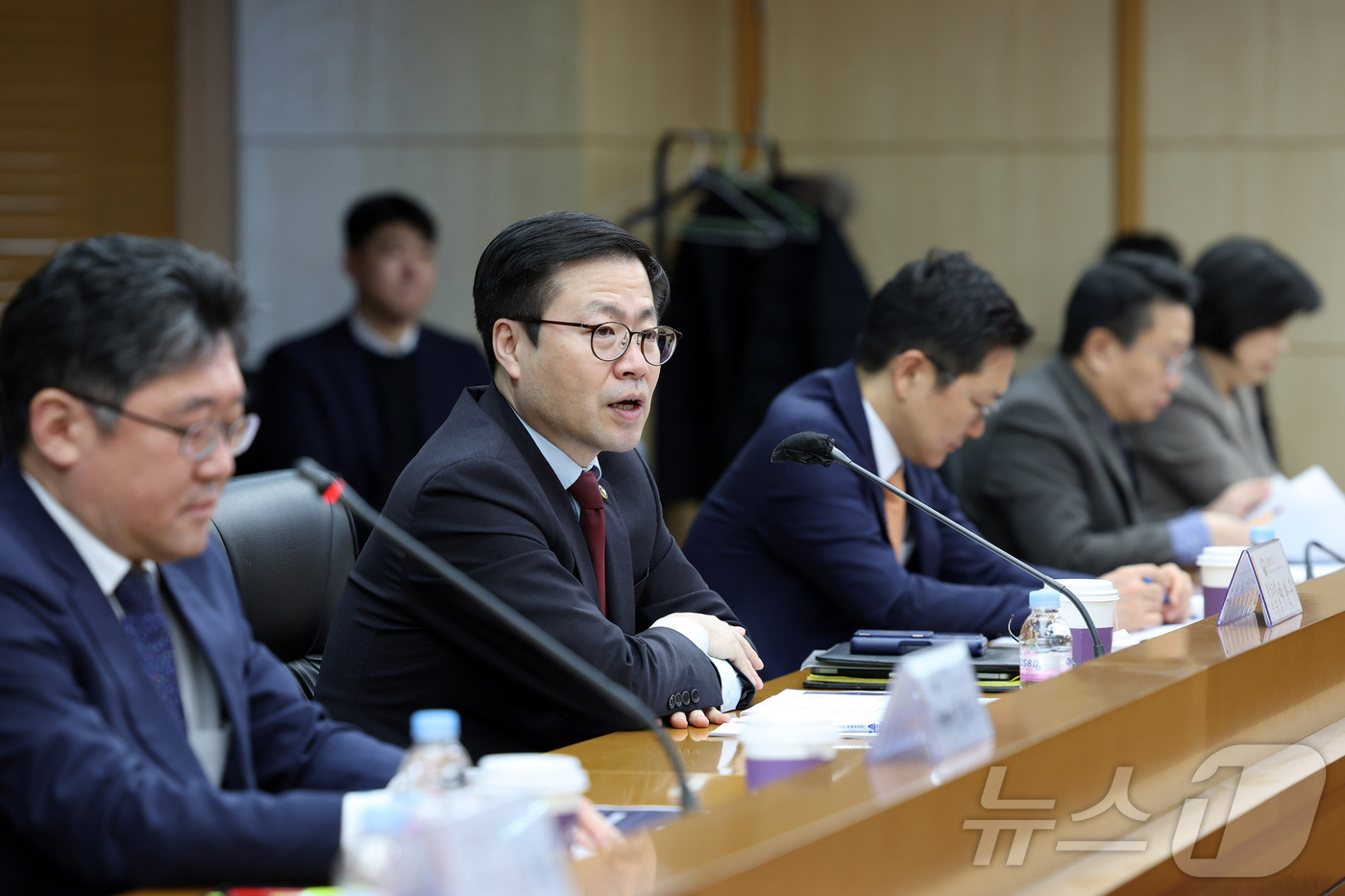 (서울=뉴스1) = 여한구 산업통상자원부 통상교섭본부장이 8일 오후 서울 종로구 무역보험공사에서 열린 '2026년 수출 위험·기회요인 점검회의'를 주재하고 있다. (산업통상자원부 …