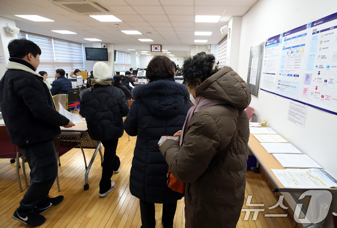 (대구=뉴스1) 공정식 기자 = 대구 군용비행장(K-2) 소음피해 보상금 신청 접수가 시작된 8일 오후 대구 동구 동촌동행정복지센터가 신청자들로 붐비고 있다.동구 소음 대책 지역인 …