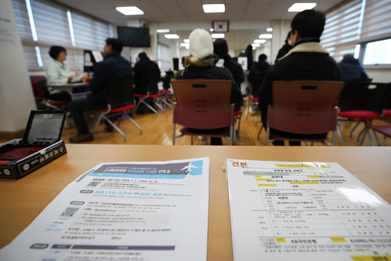 붐비는 군용비행장 소음피해 보상금 신청