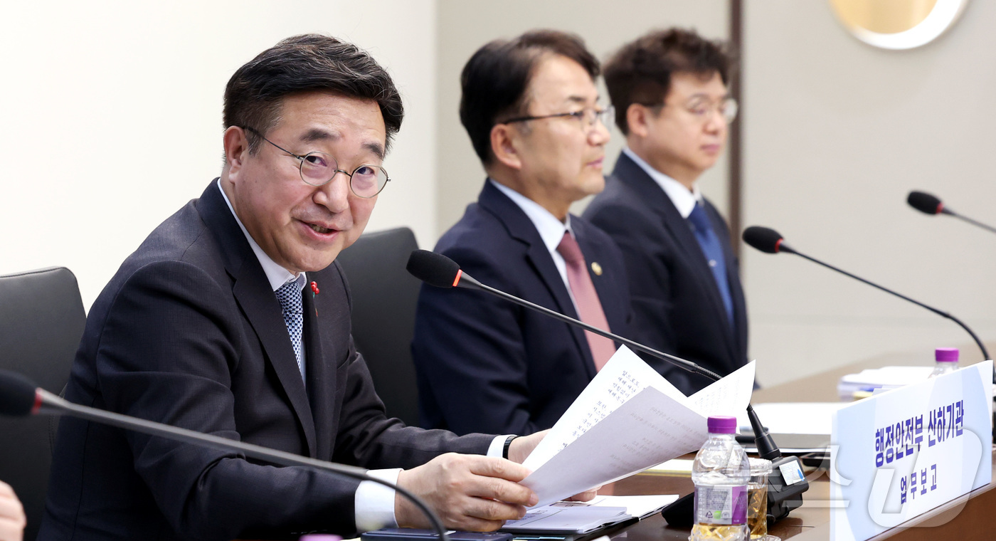 (세종=뉴스1) 김기남 기자 = 윤호중 행정안전부 장관이 8일 오후 세종시 정부세종청사에서 열린 행정안전부 산하기관(디지털·안전분야) 업무보고에서 기관 업무보고를 들으며 발언하고 …