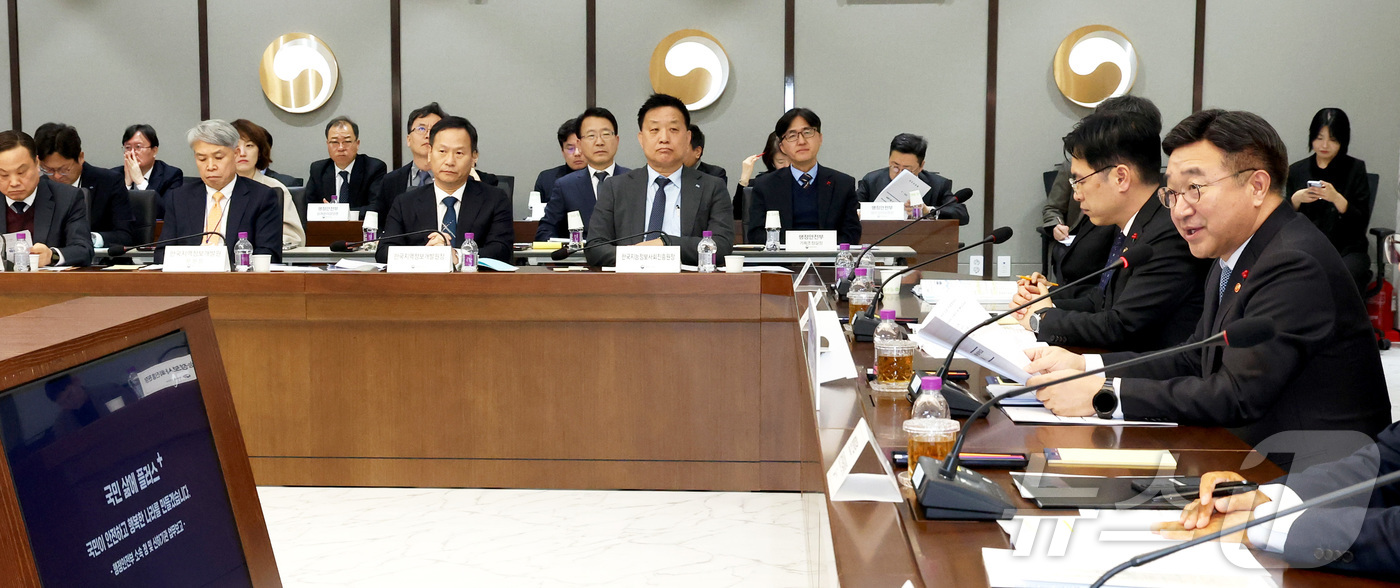 (세종=뉴스1) 김기남 기자 = 윤호중 행정안전부 장관이 8일 오후 세종시 정부세종청사에서 열린 행정안전부 산하기관(디지털·안전분야) 업무보고에서 기관 업무보고를 들으며 발언하고 …