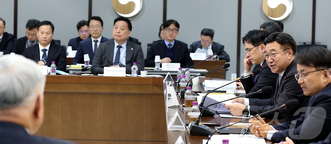 (세종=뉴스1) 김기남 기자 = 윤호중 행정안전부 장관이 8일 오후 세종시 정부세종청사에서 열린 행정안전부 산하기관(디지털·안전분야) 업무보고에서 산하기관들과 의견을 나누고 있다. …