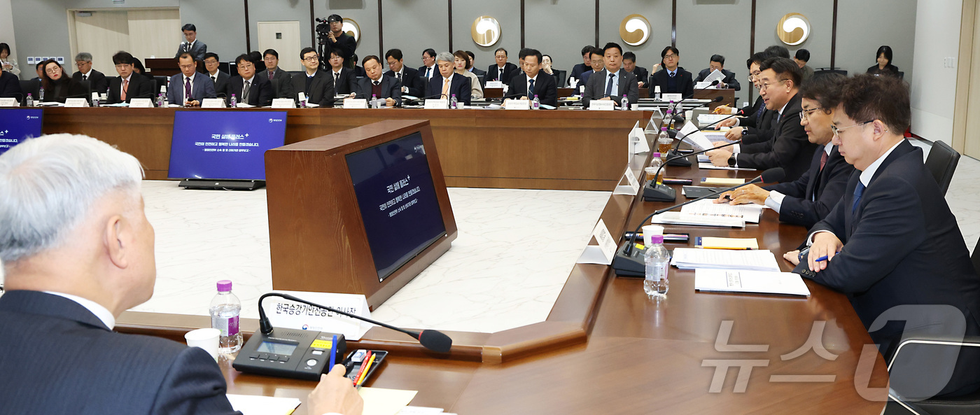 (세종=뉴스1) 김기남 기자 = 윤호중 행정안전부 장관이 8일 오후 세종시 정부세종청사에서 열린 행정안전부 산하기관(디지털·안전분야) 업무보고에서 기관 업무보고를 들으며 발언하고 …