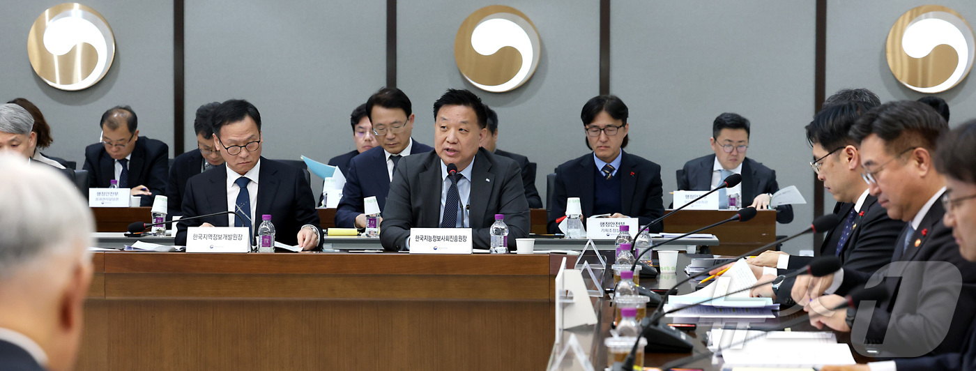 (세종=뉴스1) 김기남 기자 = 황종성 한국지능정보사회원장이 8일 오후 세종시 정부세종청사에서 열린 행정안전부 산하기관 업무보고에서 윤호중 행안부 장관에게 2026년 업무추진계획을 …