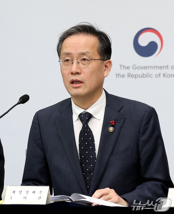 본문 이미지 - 이형일 재정경제부 1차관이 지난 5일 세종시 정부세종청사 중앙동에서 관련부처와 함께 2026년 경제성장전략 내용을 발표하고 있다. 2026.1.9/뉴스1 ⓒ News1 김기남 기자