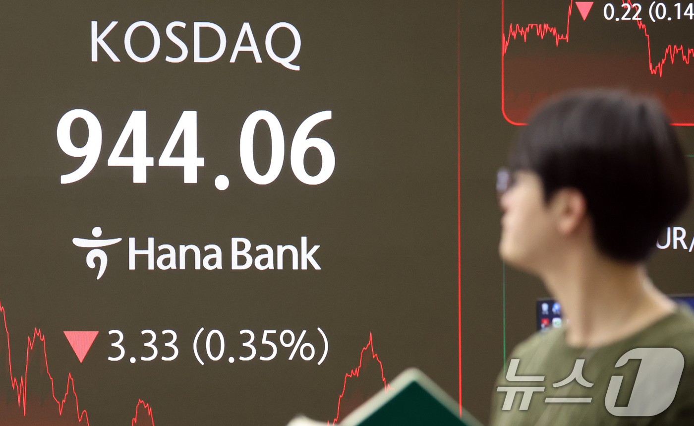 (서울=뉴스1) 김명섭 기자 = 8일 오후 서울 중구 하나은행 본점 딜링룸 전광판에 증시 종가 시황이 나타나고 있다. 이날 코스피 지수는 전거래일 대비 1.31(0.03%) 포인트 …