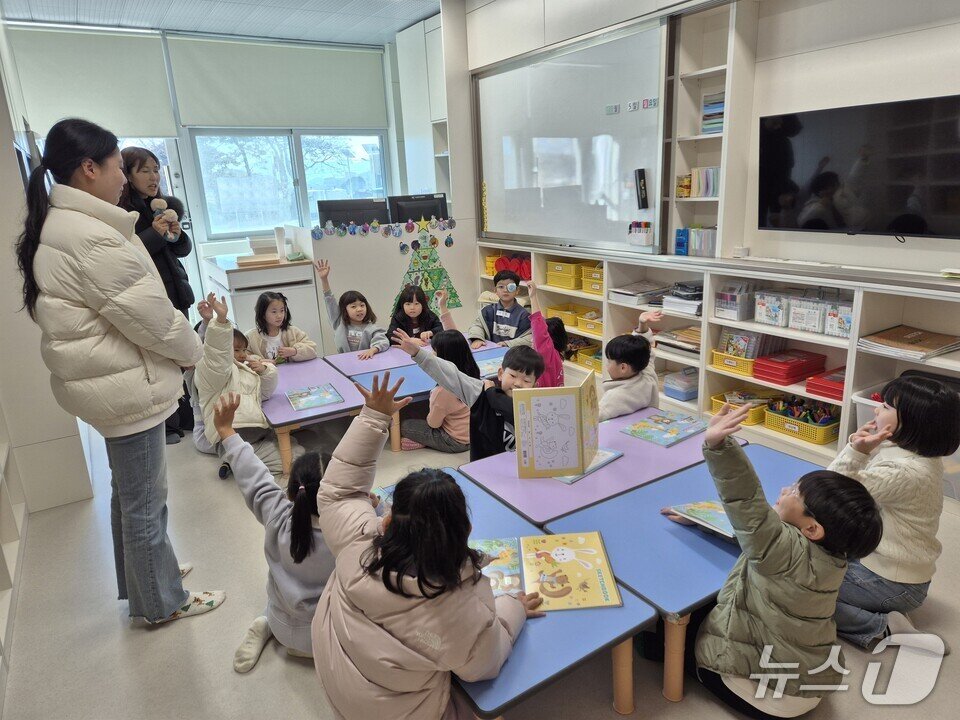 본문 이미지 - 노화초와 노화중앙초 학생들의  '우리, 한 팀으로 레벨업' 행사 장면.(전남도교육청 제공, 재판매 및 DB 금지)/뉴스1 