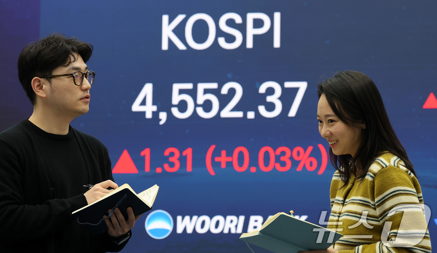 (서울=뉴스1) 박지혜 기자 = 8일 서울 중구 우리은행 본점 딜링룸 전광판에 종가가 나오고 있다.이날 코스피는 전일 종가와 비교해 1.31포인트(p)(0.03%) 상승한 4552 …
