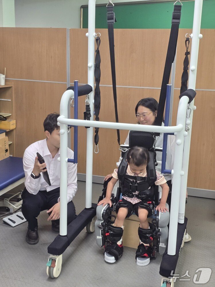 본문 이미지 - 함평영화학교의 보행보조로봇을 활용한 보행재활훈련 프로그램에 한 학생이 침여하고 있다.(전남도교육청 제공, 재판매 및 DB 금지)/뉴스1 