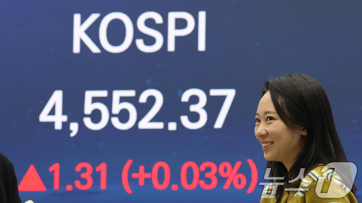 (서울=뉴스1) 박지혜 기자 = 8일 서울 중구 우리은행 본점 딜링룸 전광판에 종가가 나오고 있다.이날 코스피는 전일 종가와 비교해 1.31포인트(p)(0.03%) 상승한 4552 …
