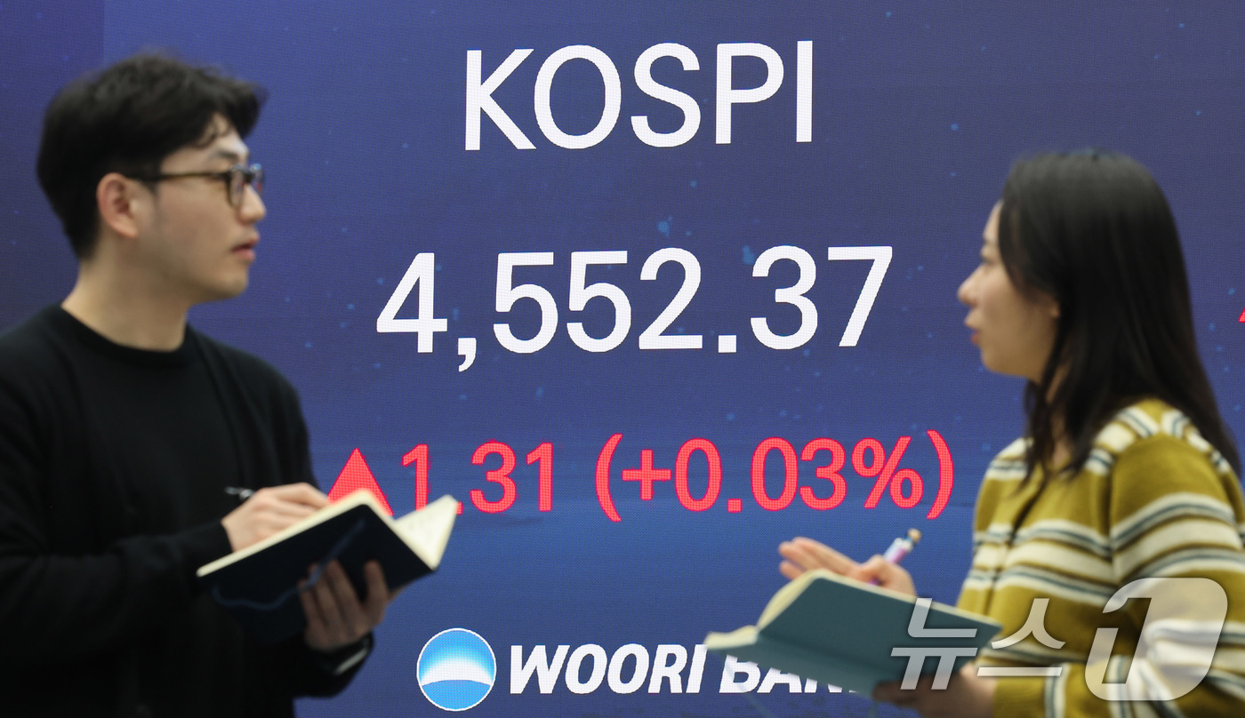 (서울=뉴스1) 박지혜 기자 = 8일 서울 중구 우리은행 본점 딜링룸 전광판에 코스피지수 종가가 나오고 있다.이날 코스피는 전일 종가와 비교해 1.31포인트(p)(0.03%) 상승 …