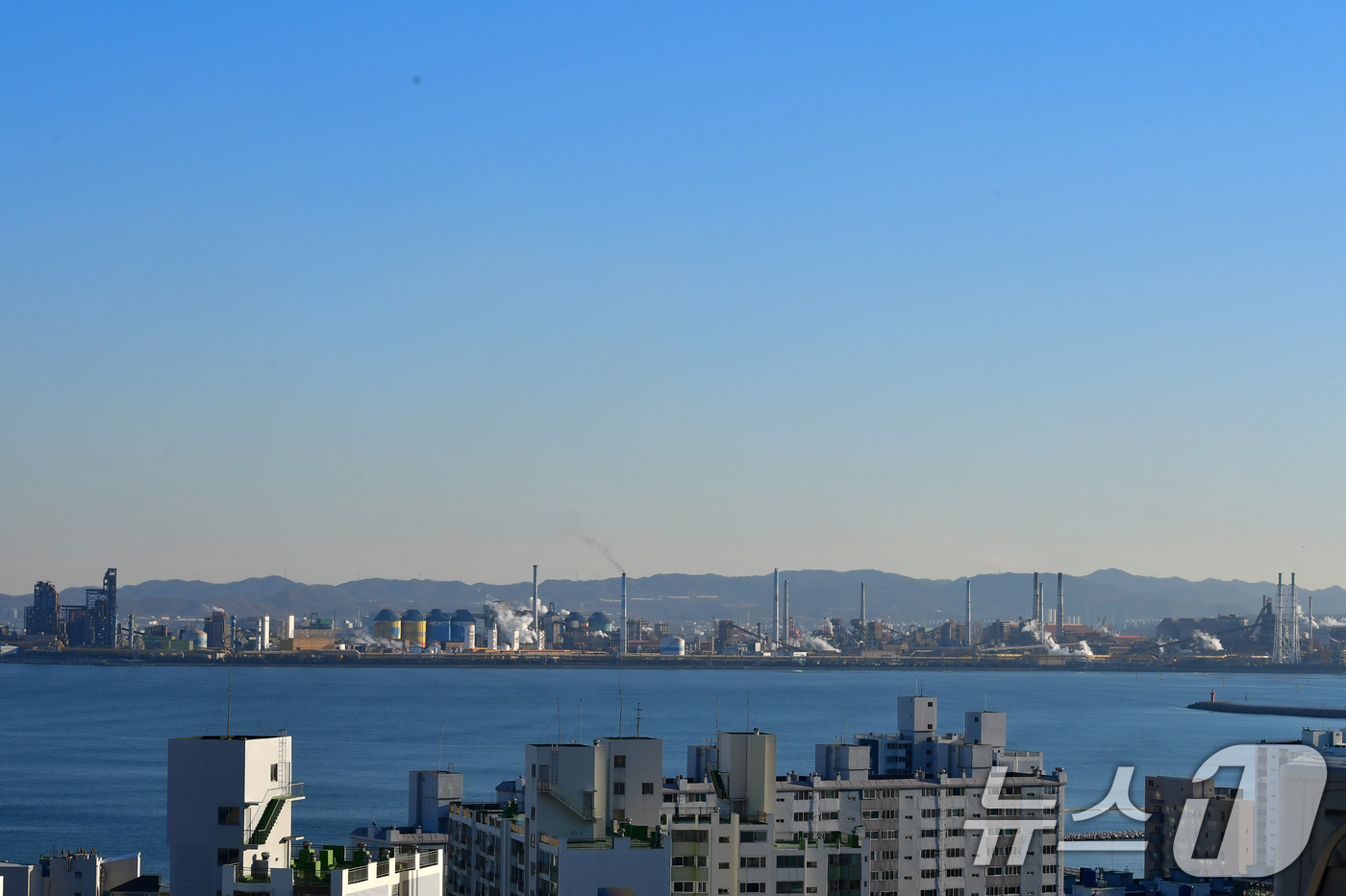 (포항=뉴스1) 최창호 기자 = 8일 오후 포스코 포항제철소 상공 위로 푸른 하늘이 펼쳐지고 있다.  2026.1.8/뉴스1