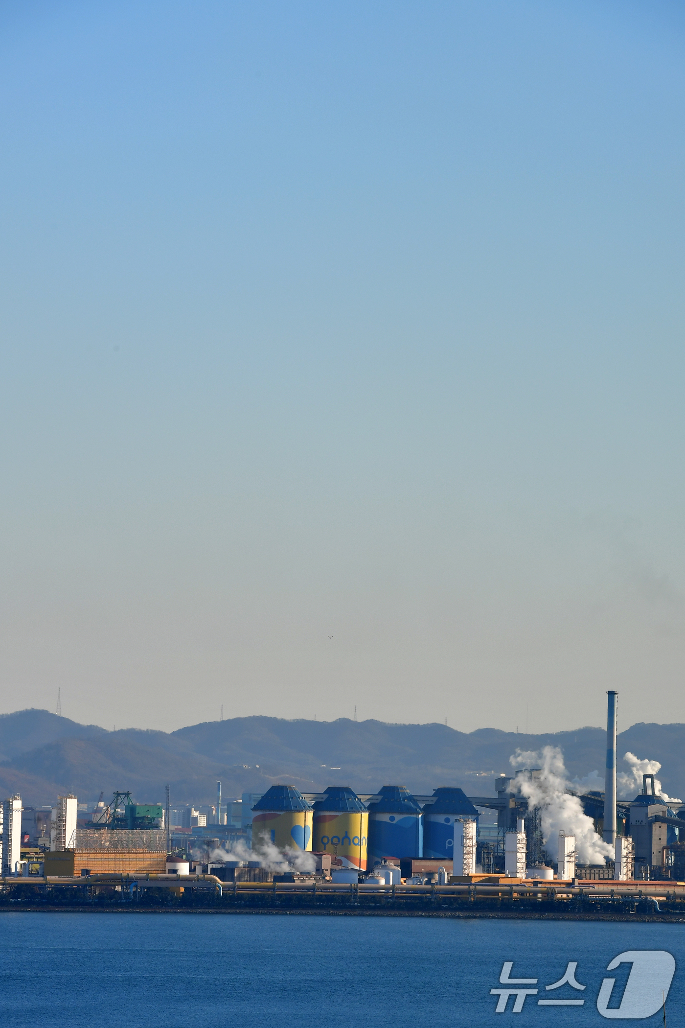 (포항=뉴스1) 최창호 기자 = 8일 오후 포스코 포항제철소 상공 위로 푸른 하늘이 펼쳐지고 있다. 2026.1.8/뉴스1