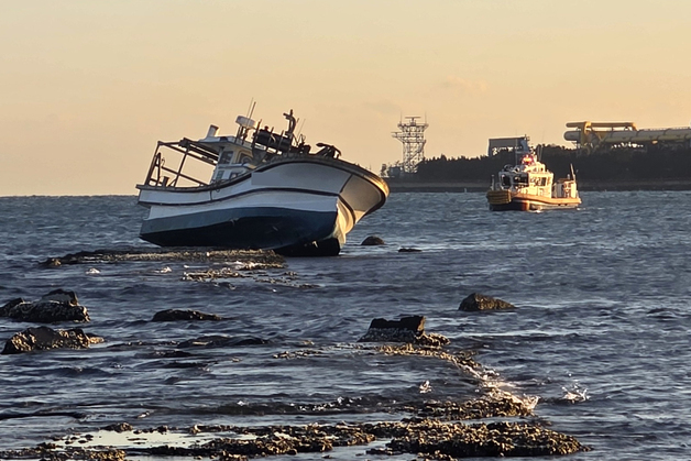 포항 형산강 석축에 어선 좌초…70대 선장 구조