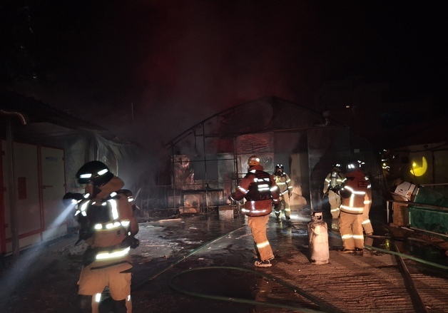 영덕 수산창고에 불…인명피해 없어