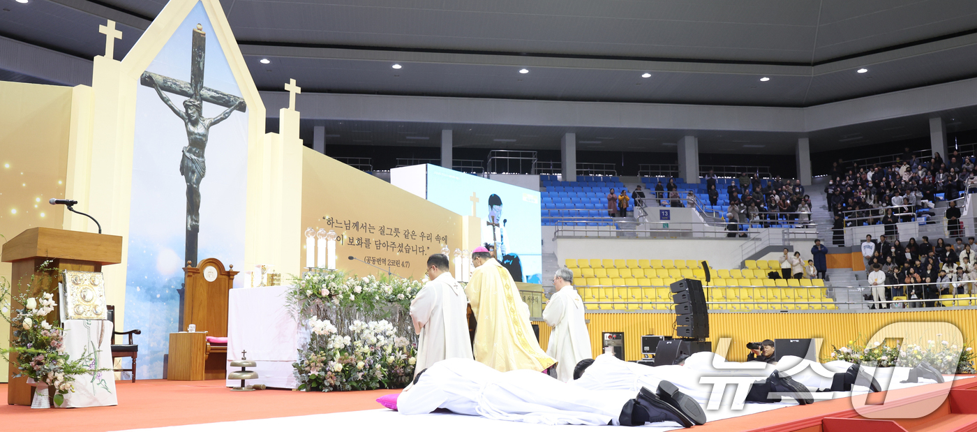 (익산=뉴스1) 유경석 기자 = 2026년 천주교 전주교구 사제·부제 서품식이 열린 8일 전북 익산시 익산실내체육관에서 사제와 부제들이 부복예식을 하고 있다. 2026.1.8/뉴스 …