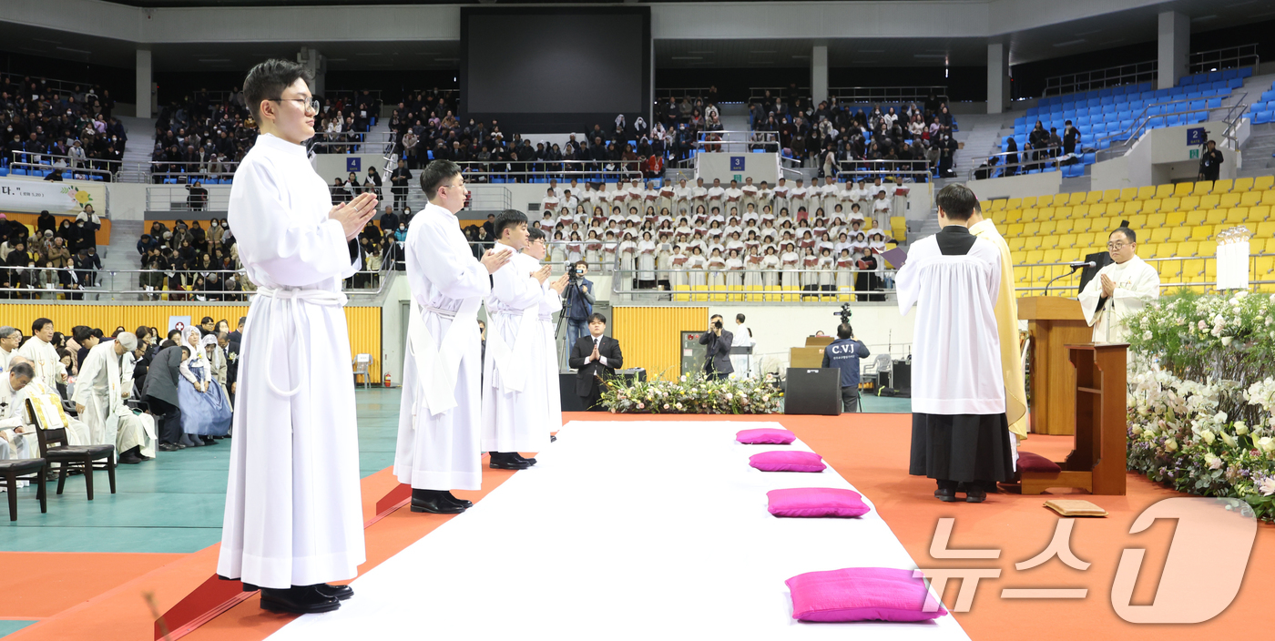 (익산=뉴스1) 유경석 기자 = 2026년 천주교 전주교구 사제·부제 서품식이 열린 8일 전북 익산시 익산실내체육관에서 서품식이 진행되고 있다. 2026.1.8/뉴스1