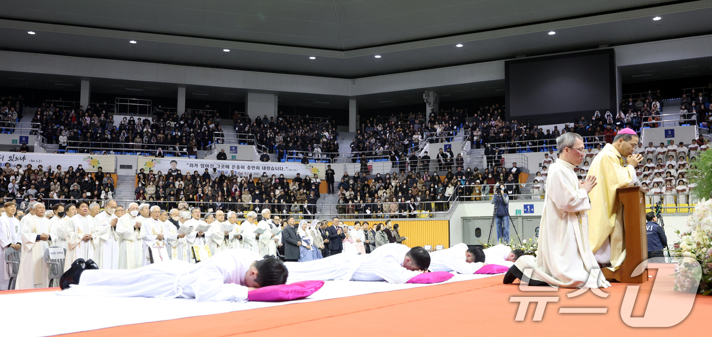 (익산=뉴스1) 유경석 기자 = 2026년 천주교 전주교구 사제·부제 서품식이 열린 8일 전북 익산시 익산실내체육관에서 사제와 부제들이 부복예식을 하고 있다. 2026.1.8/뉴스 …