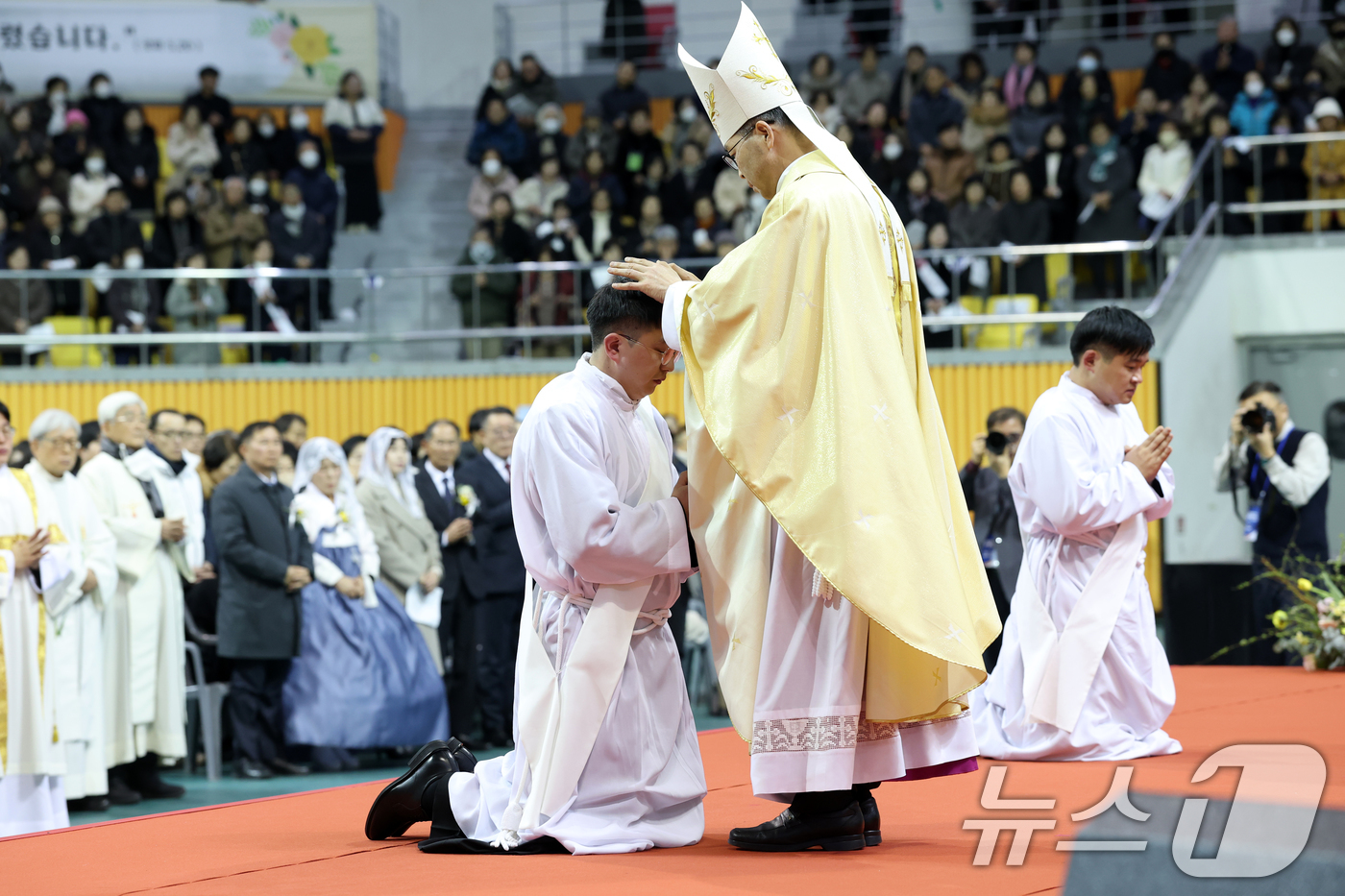 (익산=뉴스1) 유경석 기자 = 2026년 천주교 전주교구 사제·부제 서품식이 열린 8일 전북 익산시 익산실내체육관에서 서품을 받게 된 사제와 부제들이 안수기도를 받고 있다. 20 …