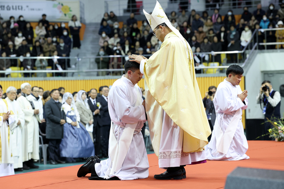 안수기도 받는 신임 사제