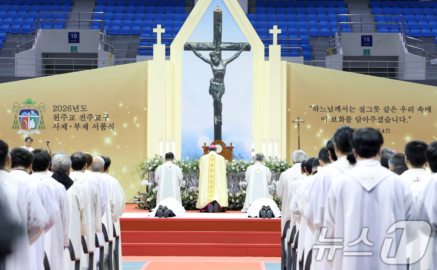 (익산=뉴스1) 유경석 기자 = 2026년 천주교 전주교구 사제·부제 서품식이 열린 8일 전북 익산시 익산실내체육관에서 사제와 부제들이 부복예식을 하고 있다. 2026.1.8/뉴스 …