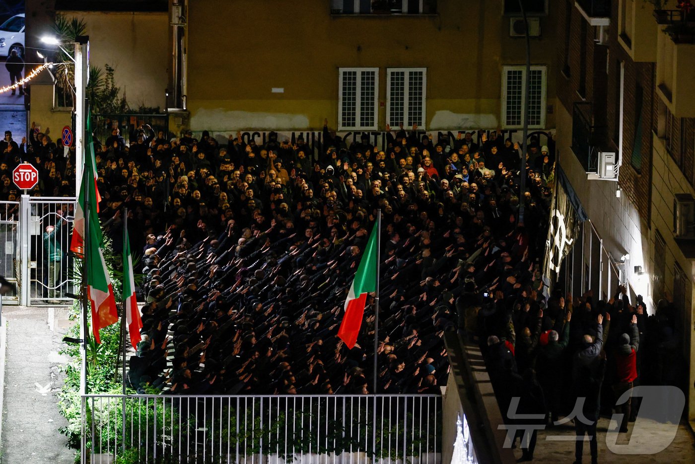 (로마 로이터=뉴스1) 이정환 기자 = 7일(현지시간) 이탈리아 로마에서 네오파시스트들이 1978년 1월 7일 발생한 극우 활동가 2명의 살해 사건을 기리는 아카 라렌티아(Acca …