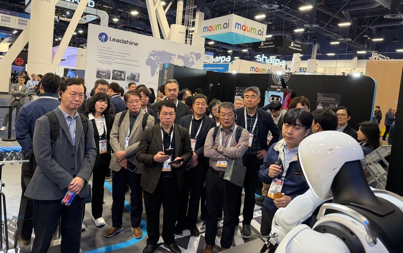 본문 이미지 - 포스코그룹 참관단이 6~9일 미국 라스베이거스에서 열리는 'CES 2026'에서 휴머노이드 얼라이언스관을 방문해 최신 모델과 산업현장 적용사례에 대해 설명을 듣고있다. (포스코홀딩스 제공)