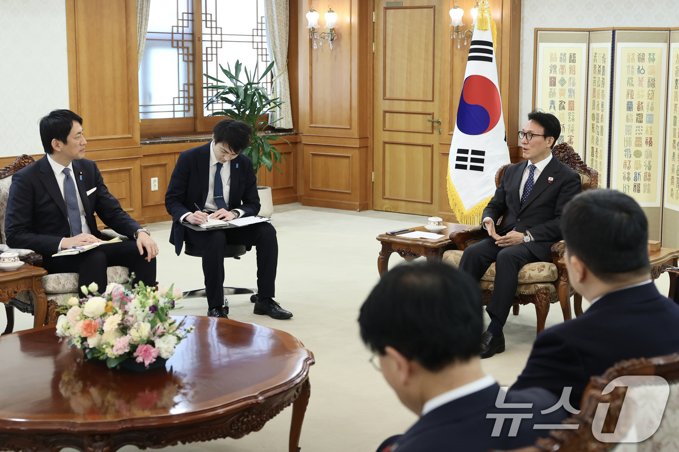 (서울=뉴스1) 임세영 기자 = 김민석 국무총리가 8일 서울 종로구 정부서울청사에서 고바야시 다카유키 일본 자민당 정무조사회장을 접견하고 있다. (총리실 제공. 재판매 및 DB 금 …