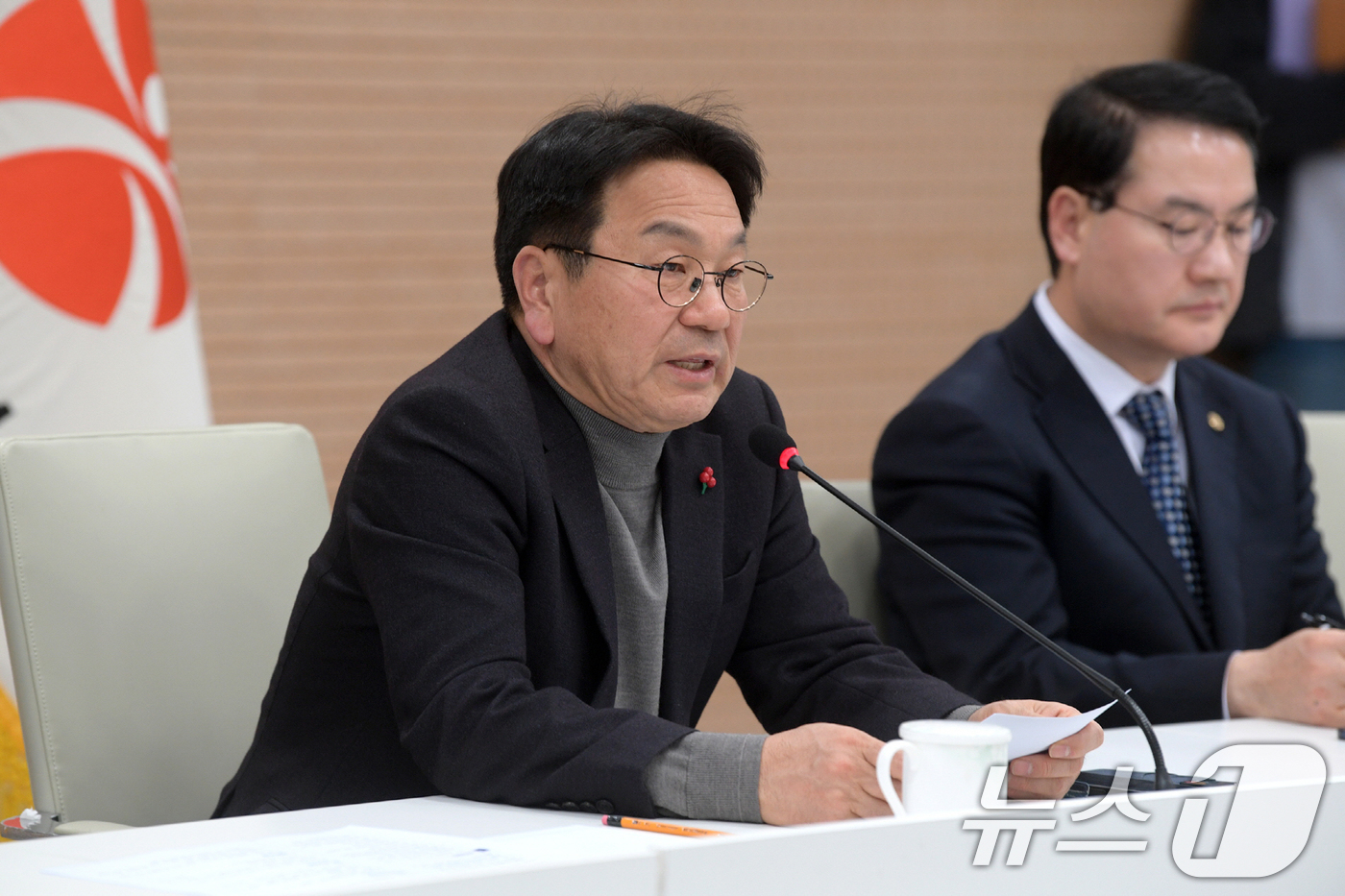 (광주=뉴스1) 이수민 기자 = 강기정 광주광역시장이 8일 시청 중회의실에서 열린 긴급 확대 간부회의를 주재하고, 시·자치구·공공기관 주요 간부들에게 광주·전남 공동 생존을 위한 …