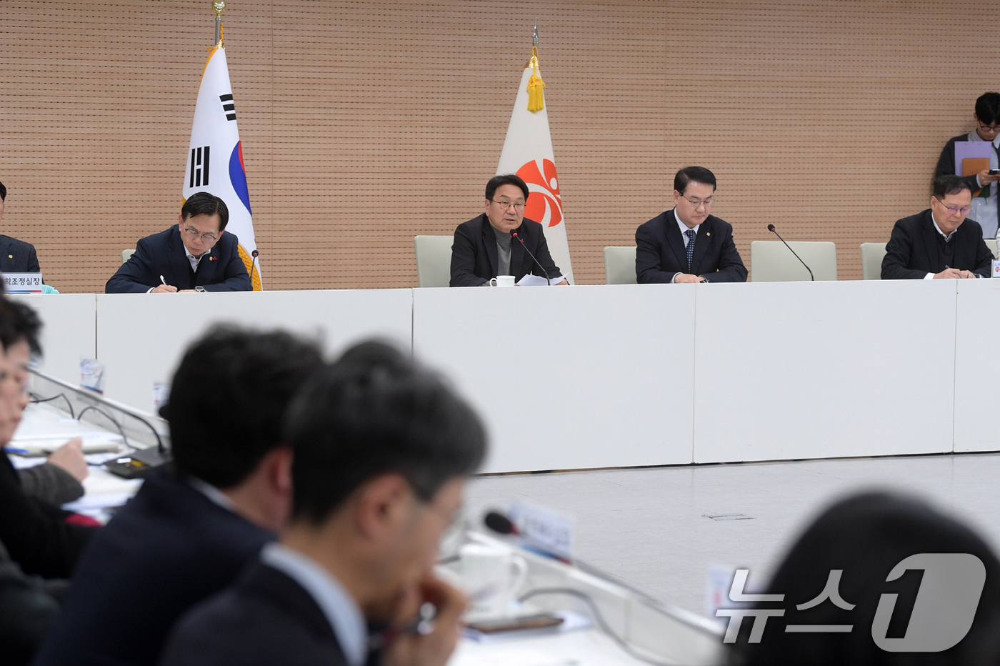 (광주=뉴스1) 이수민 기자 = 강기정 광주광역시장이 8일 시청 중회의실에서 열린 긴급 확대 간부회의를 주재하고, 시·자치구·공공기관 주요 간부들에게 광주·전남 공동 생존을 위한 …