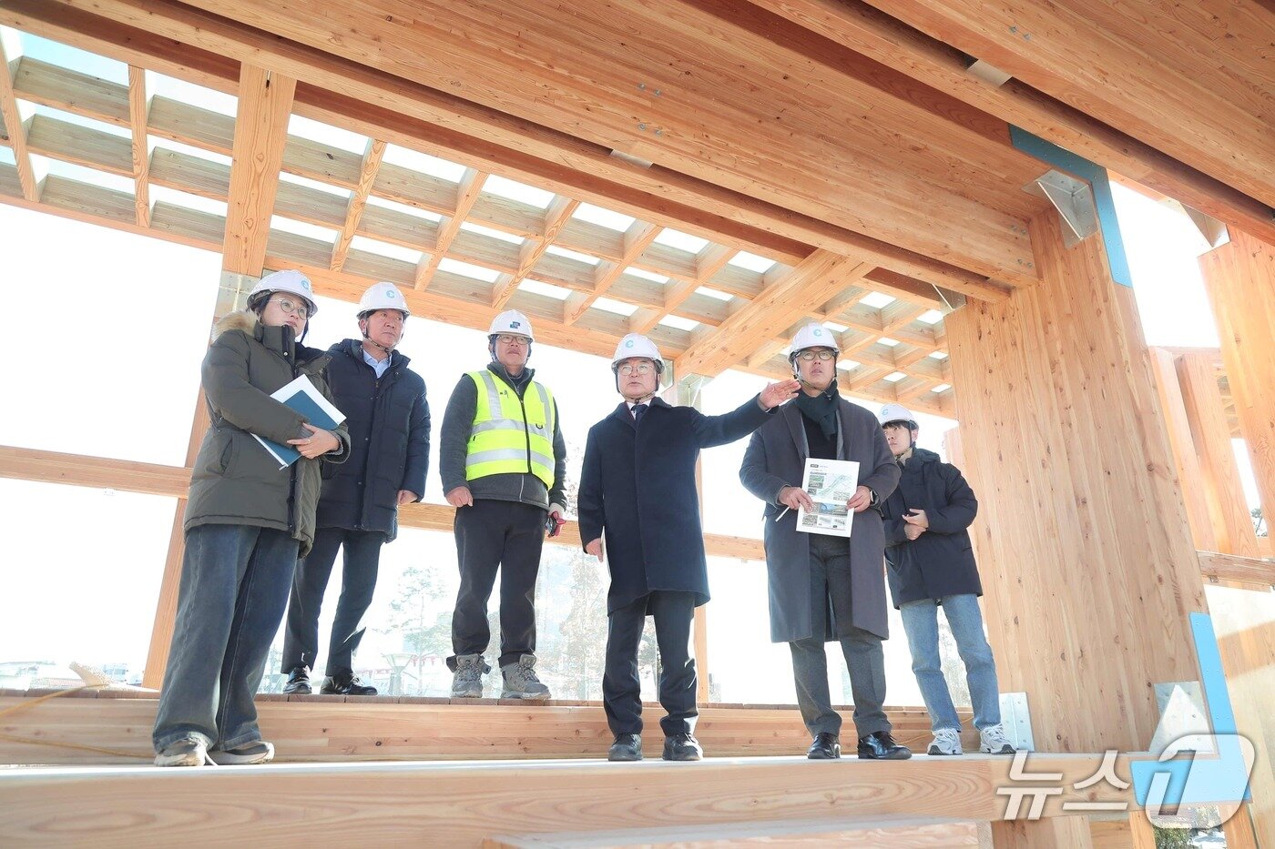 본문 이미지 - 육동한 시장은 8일 목공체험장과 목재특화거리, 목재맞이시설 조성 현황을 차례로 찾아 남은 공정 추진 계획과 동절기 공사 관리 상황을 점검했다.(춘천시 제공, 재판매 및 DB금지)