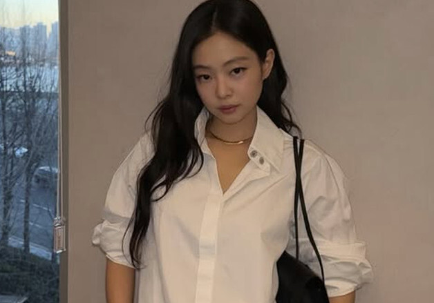 제니, 흰 셔츠에 청바지…정석 청순 패션도 찰떡 소화 [N샷]