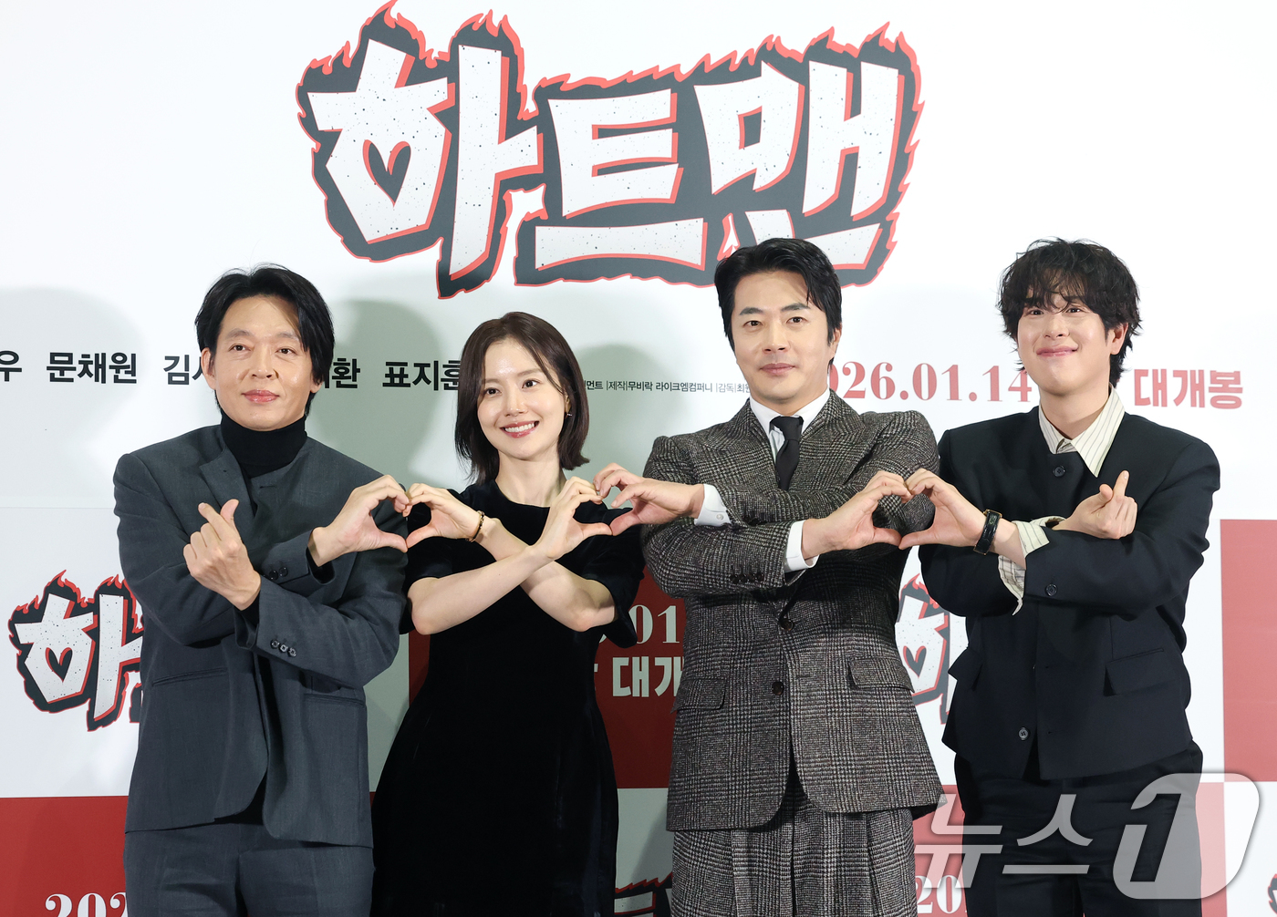 (서울=뉴스1) 권현진 기자 = 배우 박지환(왼쪽부터)과 문채원, 권상우, 표지훈이 8일 서울 송파구 롯데시네마 월드타워점에서 열린 영화 ‘하트맨’ 언론시사회에 참석해 포즈를 취하 …