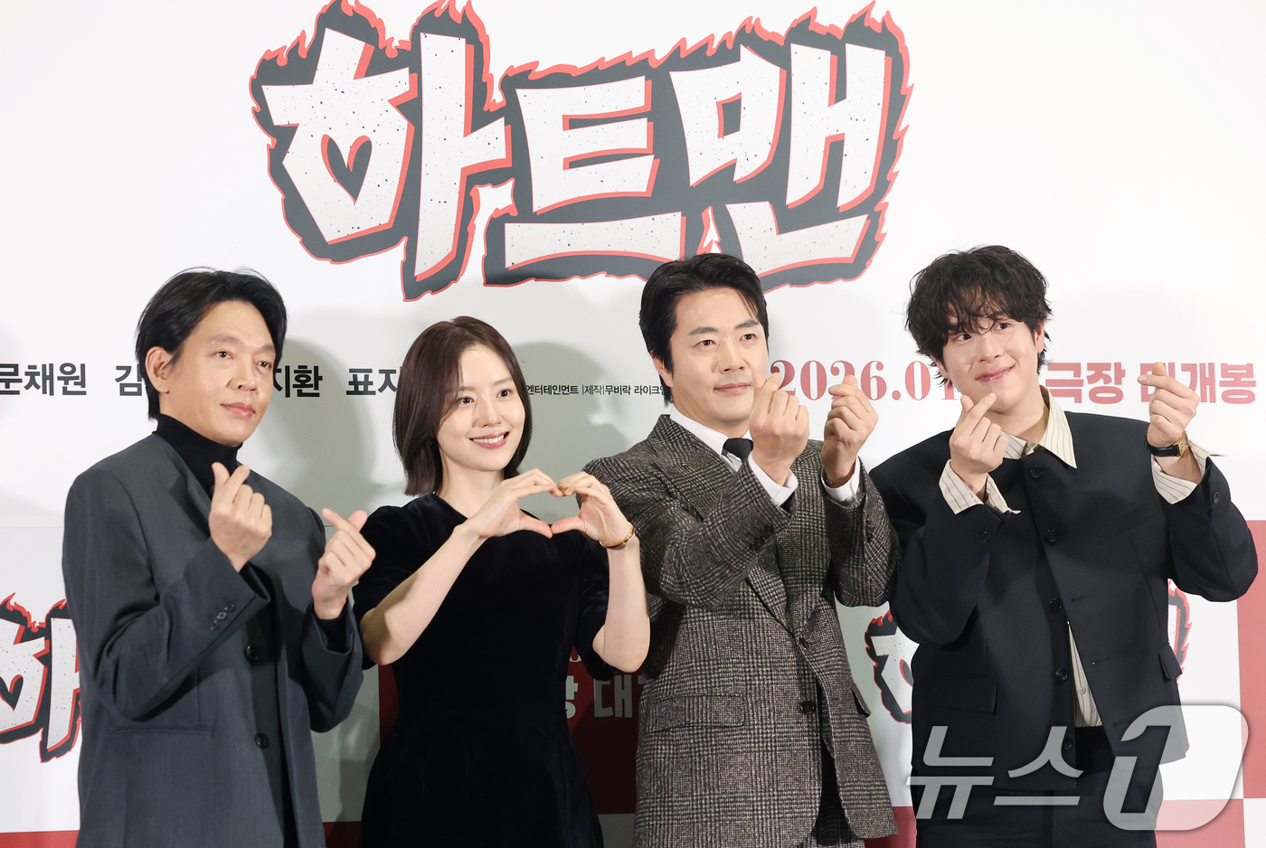 (서울=뉴스1) 권현진 기자 = 배우 박지환(왼쪽부터)과 문채원, 권상우, 표지훈이 8일 서울 송파구 롯데시네마 월드타워점에서 열린 영화 ‘하트맨’ 언론시사회에 참석해 포즈를 취하 …