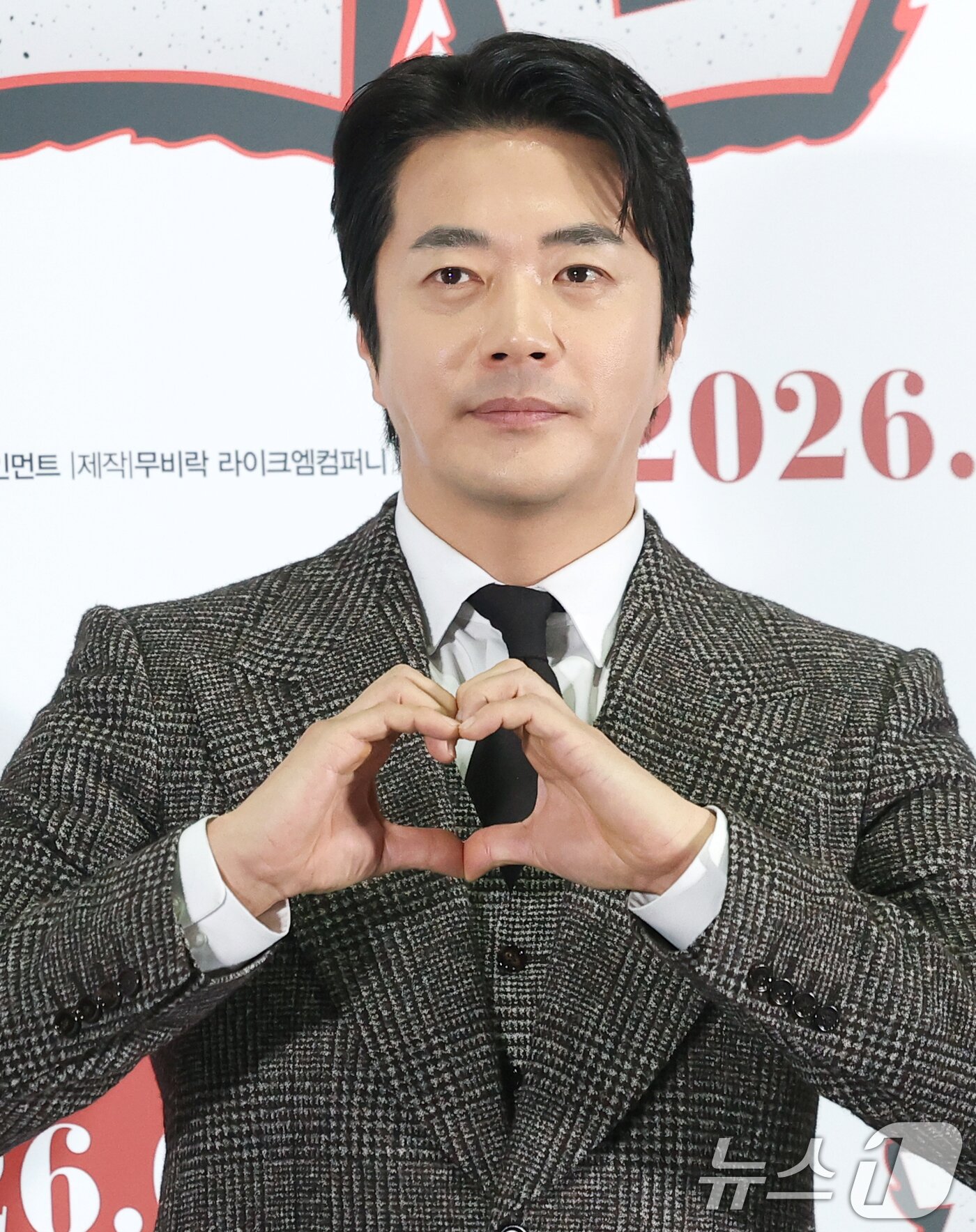 본문 이미지 - 배우 권상우가 8일 서울 송파구 롯데시네마 월드타워점에서 열린 영화 ‘하트맨’ 언론시사회에 참석해 포즈를 취하고 있다. ‘하트맨’은 돌아온 남자 승민(권상우 분)이 다시 만난 첫사랑(문채원 분)을 놓치지 않기 위해 고군분투하지만, 첫사랑에게 절대 말할 수 없는 비밀이 생기며 벌어지는 코미디다. 2026.1.8/뉴스1 ⓒ News1 권현진 기자