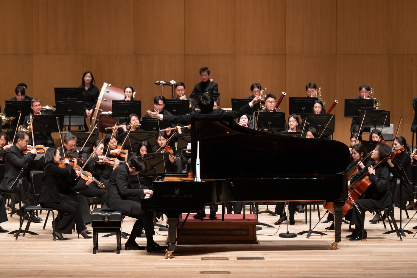 본문 이미지 - 협연 중인 피아니스트 선우예권(세종문화회관 제공)