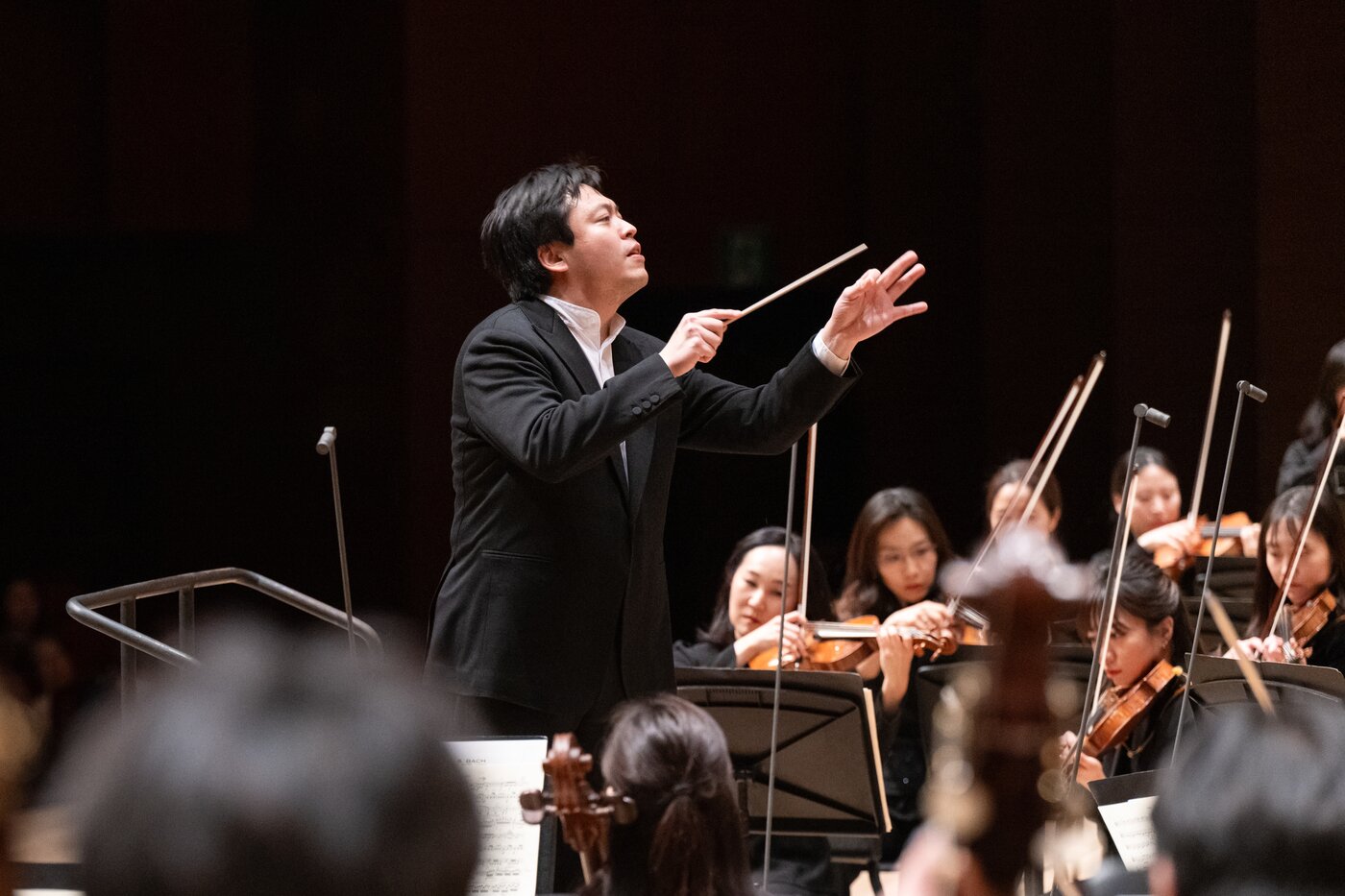 본문 이미지 - 지휘자 김선욱과 경기필하모닉오케스트라(세종문화회관 제공)