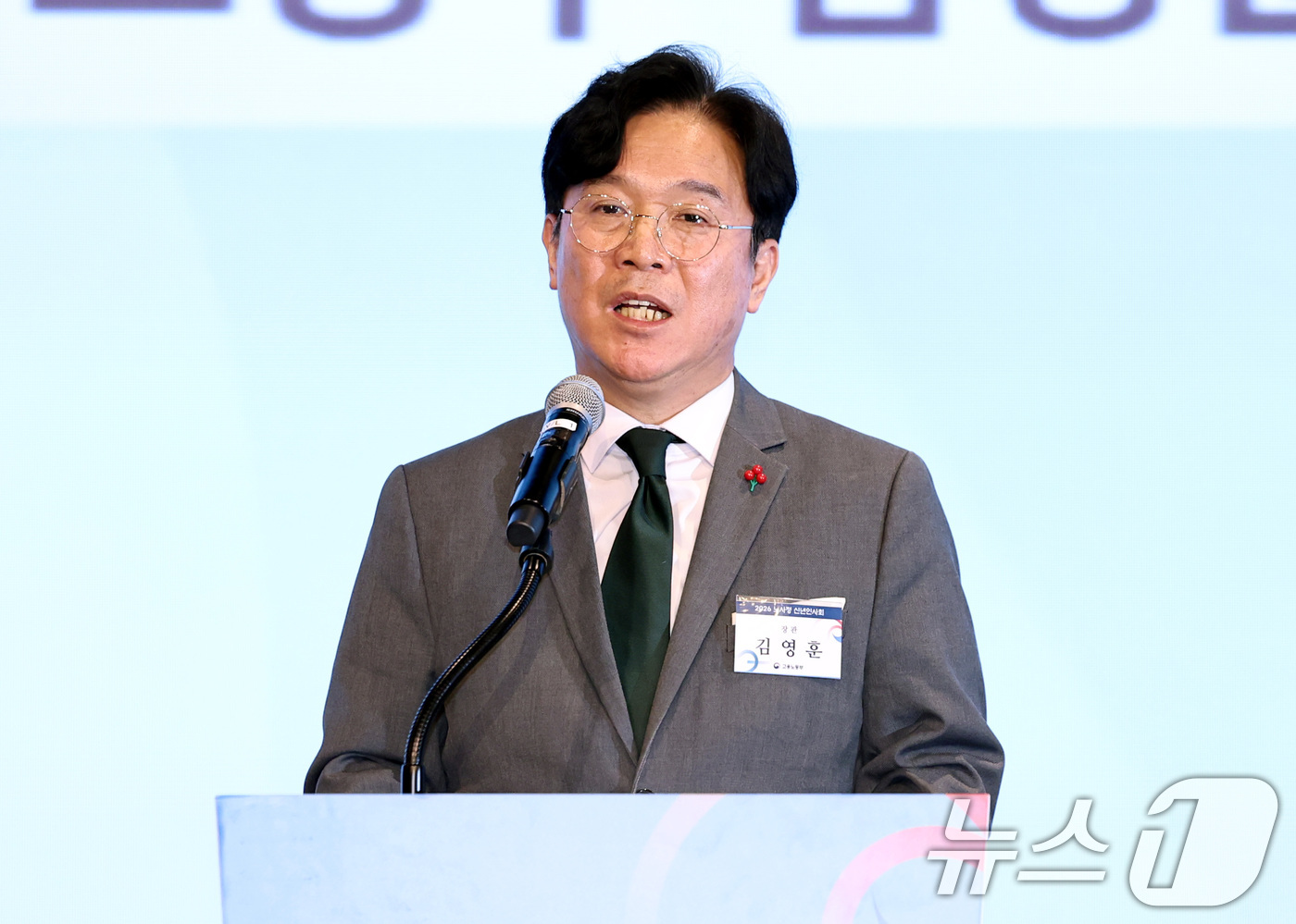 (서울=뉴스1) 구윤성 기자 = 김영훈 고용노동부 장관이 8일 오후 서울 용산구 피스앤파크컨벤션에서 열린 2026 노사정 신년인사회에서 신년사를 하고 있다. 2026.1.8/뉴스1 …