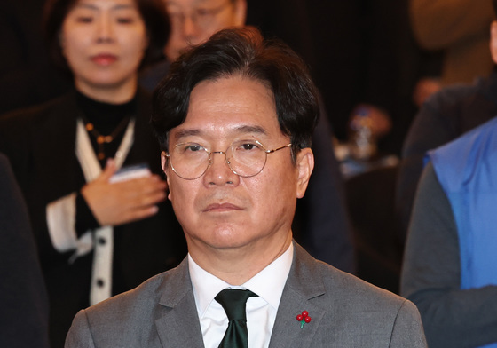 국민의례하는 김영훈 장관